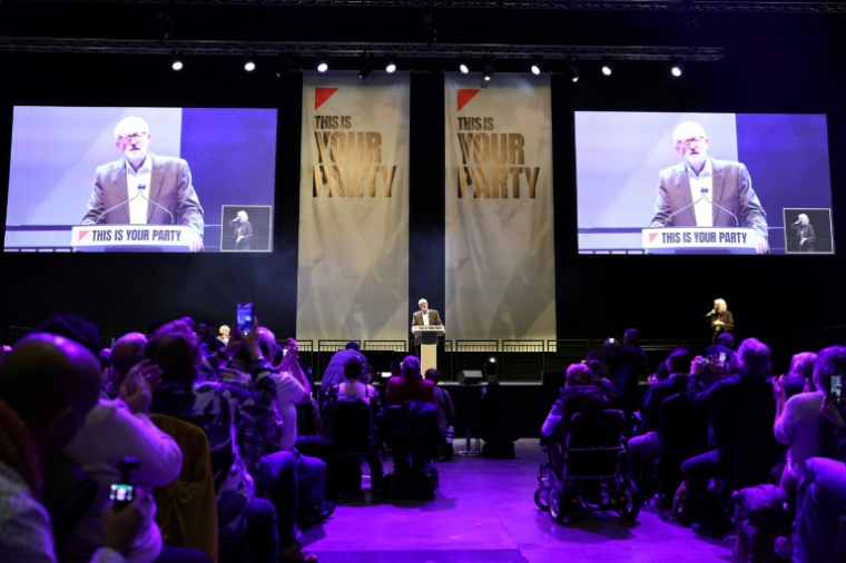 Jeremy Corbyn, ancien chef du Parti travailliste et cofondateur de "Votre Parti", lors d'un discours à Liverpool, dans le nord-ouest de l'Angleterre, le 29 novembre 2025 ( AFP / Darren Staples )