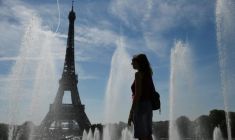 Une femme se rafraîchit près des fontaines du Trocadéro, lors de températures élevées à Paris, le 16 juin 2022 ( AFP / JULIEN DE ROSA )