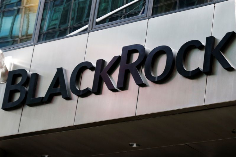 Le logo de BlackRock est visible à l'extérieur de ses bureaux à New York