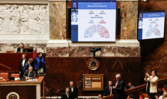 Un écran géant affiche le résultat du vote sur le nouveau projet de loi relatif à la fin de vie à l'Assemblée nationale, le 30 juin 2026 à Paris ( AFP / Kenzo TRIBOUILLARD )