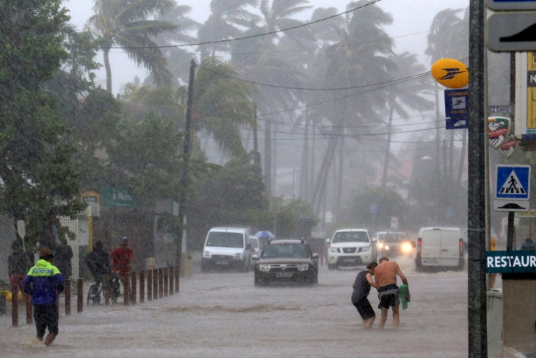 Circulation difficile dans une rue inondée de La-Saline-les-Bains, à La Réunion, lors de la tempête tropicale Haliba, le 9 mars 2015 ( AFP / RICHARD BOUHET )