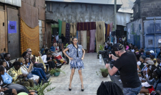 Des mannequins présentent des tenues de créateurs locaux spécialisés dans le recyclage de tissus et de vêtements mis au rebut, lors du défilé de mode Gikomba Runway Edition à Nairobi, le 10 octobre 2025 au Kenya ( AFP / Tony KARUMBA )