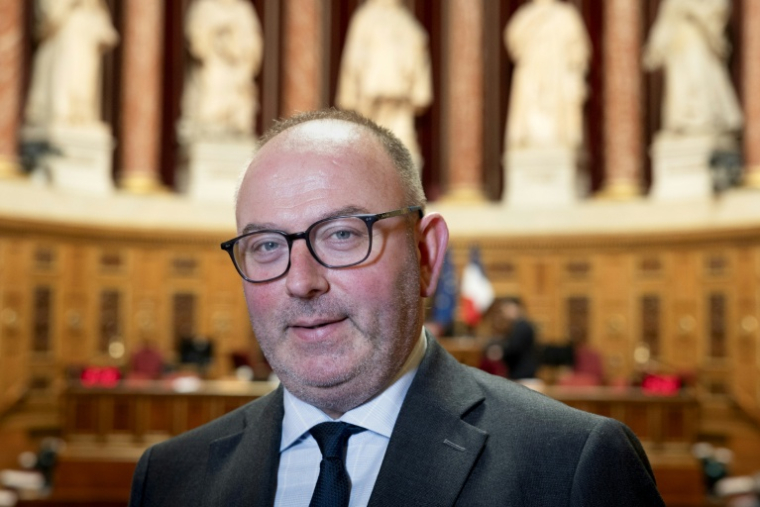 Le sénateur français Laurent Duplomb, membre du parti Les Républicains (LR), pose lors d'une séance photo au Sénat, à Paris, le 11 février 2025 ( AFP / ALAIN JOCARD )