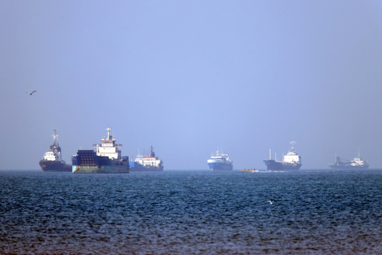 Photo fournie par l'agence iranienne Isna le 4 mai 2026, montrant des bateaux coinvés dans le détroit d'Ormuz au large de Bandar Abbas, dans le sud de l'Iran ( ISNA / Amirhossein KHORGOOEI )