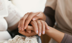 Un juge peut écarter un proche d'une mesure de tutelle, même sans explication évidente, malgré la priorité donnée à la famille par la loi. (Crédit photo : 123RF)