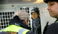 Photo diffusée par Prisoners for Palestine, de la militante suédoise Greta Thunberg assise dans un fourgon de police après son arrestation par des policiers devant les bureaux d'Aspen Insurance, à Londres, le 23 décembre 2025 ( Prisoners for Palestine / - )