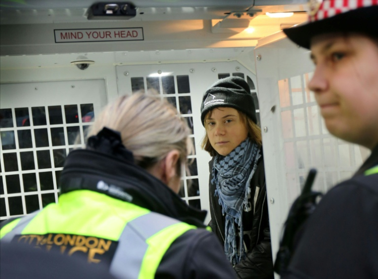 Photo diffusée par Prisoners for Palestine, de la militante suédoise Greta Thunberg assise dans un fourgon de police après son arrestation par des policiers devant les bureaux d'Aspen Insurance, à Londres, le 23 décembre 2025 ( Prisoners for Palestine / - )