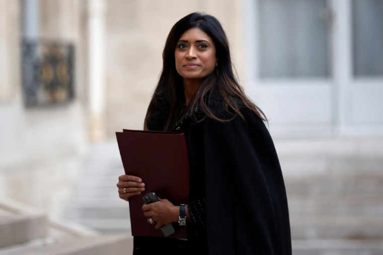 La porte-parole du gouvernement français, Prisca Thevenot, arrive au Palais de l'Élysée à Paris pour la première réunion hebdomadaire du cabinet après un remaniement gouvernemental