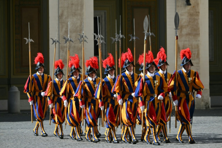 Des membres de la Garde suisse, le 27 mai 2026 au Vatican  ( AFP / Alberto PIZZOLI )