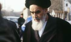 L'ayatollah iranien en exil Ruhollah Khomeini à  Neauphle-Le-Château, dans les Yvelines, en janvier 1979 ( AFP / JOEL ROBINE )