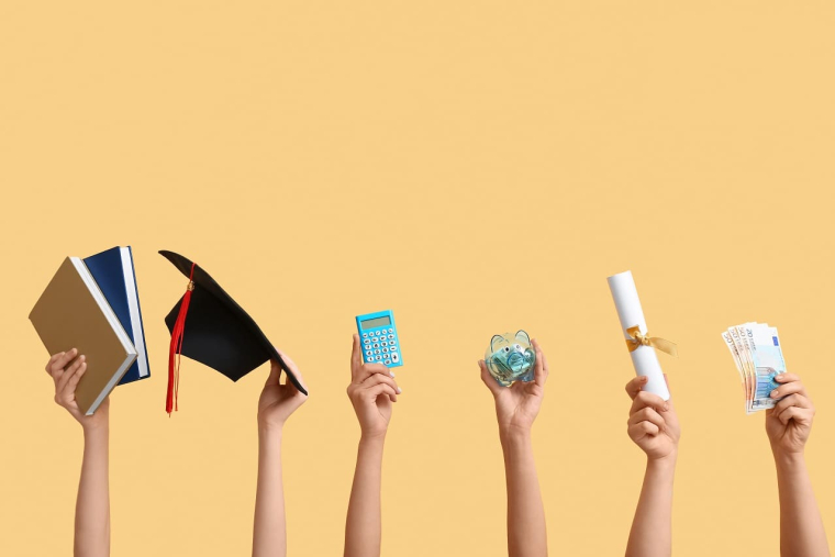 (Crédits photo : Adobe Stock - Jeunes et étudiants recherchant des jobs et moyens de faire des économies)