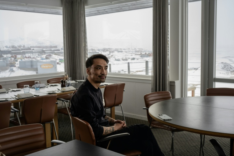 Le chef Habi Khaliqdad dans la salle de restaurant de l'hôtel Arctic, à Ilulissat, au Groenland, le 18 mars 2026 ( AFP / Florent VERGNES )