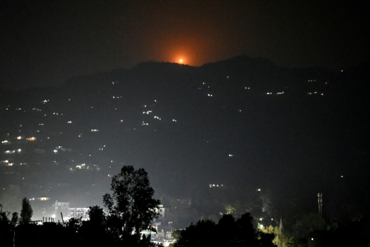 Une fusée éclairante dans le ciel au dessus de Poonch, au Cachemire indien, le 7 mai 2025 ( AFP / Punit PARANJPE )