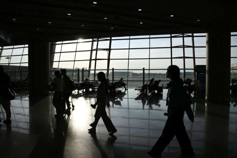 Une quinzaine d'associations demandent à la Commission européenne de lancer une enquête sur la facturation des bagages à main des compagnies aériennes Easyjet, Norvegian, Ryanair, Transavia, Volotea, Vueling et Wizzair ( AFP / GREG BAKER )