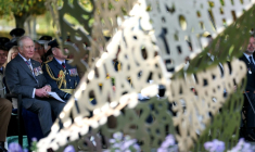 Le roi Charles III inaugure le nouvau monument dédié aux soldats au National Memorial Arboretum à Alrewas, dans le Staffordshire, centre de l'Angleterre, le 27 octobre 2025. ( POOL / Phil Noble )