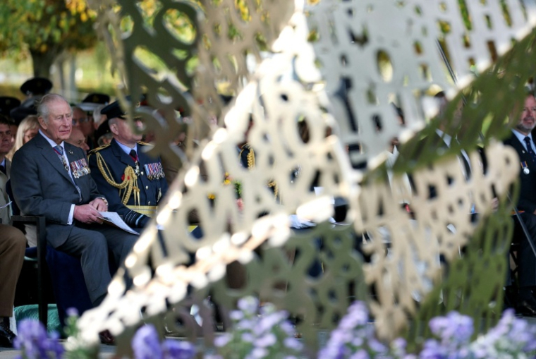 Le roi Charles III inaugure le nouvau monument dédié aux soldats au National Memorial Arboretum à Alrewas, dans le Staffordshire, centre de l'Angleterre, le 27 octobre 2025. ( POOL / Phil Noble )