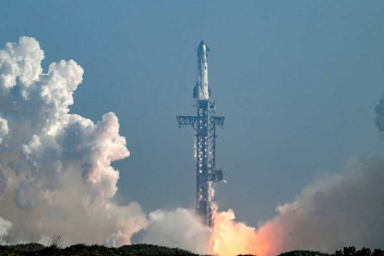 La fusée Starship 39 de SpaceX décolle de Starbase lors du 12e vol d’essai, vu depuis South Padre Island, au Texas, le 22 mai 2026 ( AFP / RONALDO SCHEMIDT )