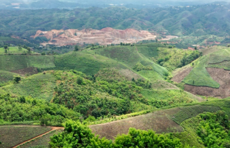 Vue aérienne d'une mine en Birmanie, vue depuis la province de Chiang Rai, au nord de la Thaïlande, le 25 mai 2025 ( AFP / Manan VATSYAYANA )