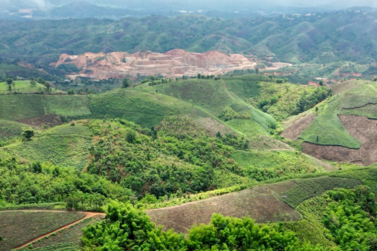 Vue aérienne d'une mine en Birmanie, vue depuis la province de Chiang Rai, au nord de la Thaïlande, le 25 mai 2025 ( AFP / Manan VATSYAYANA )