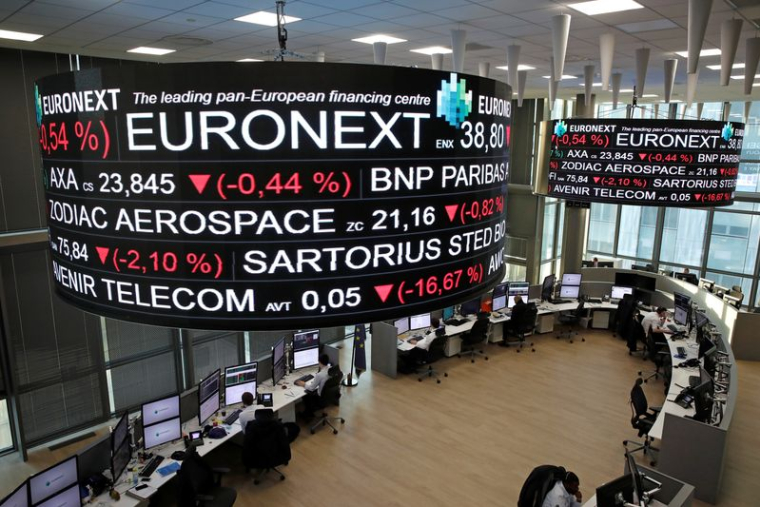 Les informations relatives au cours des actions des sociétés s'affichent sur des écrans suspendus au-dessus de la Bourse de Paris, gérée par Euronext NV, dans le quartier d'affaires de La Défense à Paris.