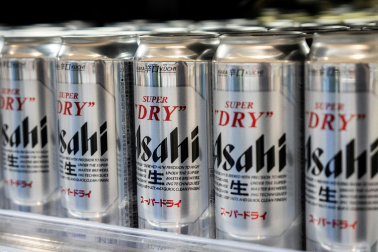 Des canettes de bière Asahi dans un supermarché à Tokyo le 3 octobre 2025 ( AFP / Yuichi YAMAZAKI )