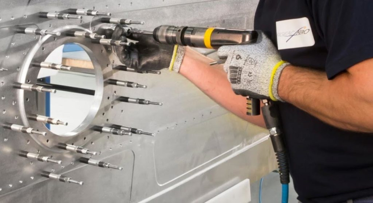 Pose de rivets par un salarié de Figeac. (© Figeac Aéro)