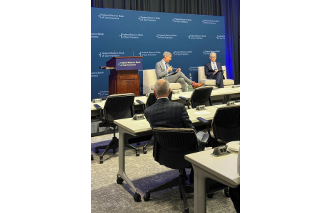 M. Powell, président de la Réserve fédérale, s'entretient avec M. Ryssdal, animateur de Marketplace, à la Banque fédérale de réserve de San Francisco