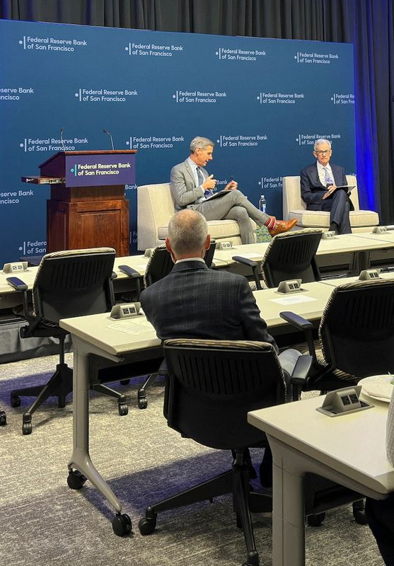 M. Powell, président de la Réserve fédérale, s'entretient avec M. Ryssdal, animateur de Marketplace, à la Banque fédérale de réserve de San Francisco