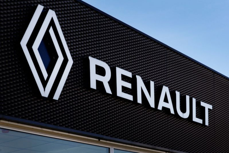 Un logo de Renault à l'extérieur d'un concessionnaire automobile Renault à Arnhem