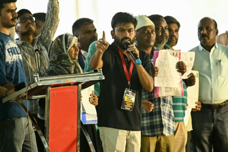 Le fondateur du Cockroach Janta Party (CJP), Abhijeet Dipke (au centre), prend la parole lors d’une manifestation réclamant la démission du chef de la Commission électorale de l’Inde, Gyanesh Kumar, à Freedom Park, à Bengaluru, le 8 octobre 2026 ( AFP / Idrees MOHAMMED )