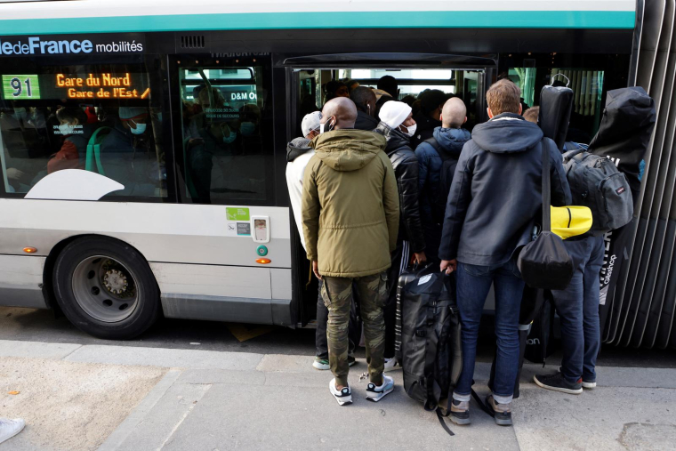 La RATP peine depuis plusieurs mois à faire circuler correctement ses autobus et métros ( AFP / LUDOVIC MARIN )