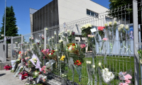 Des fleurs sur les grilles du collège Françoise-Dolto à Nogent, en Haute-Marne, au lendemain du meurtre d'une surveillante, le 11 juin 2025 ( AFP / FRANCOIS NASCIMBENI )