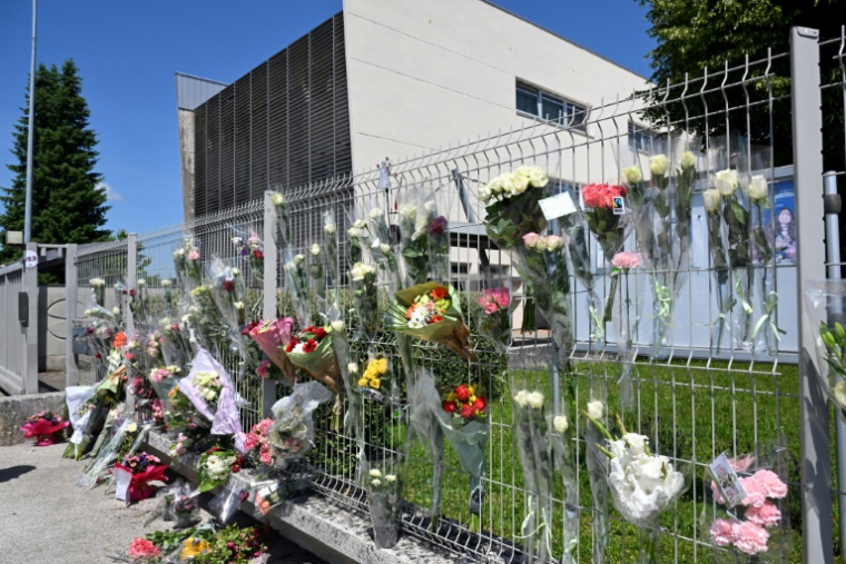 Des fleurs sur les grilles du collège Françoise-Dolto à Nogent, en Haute-Marne, au lendemain du meurtre d'une surveillante, le 11 juin 2025 ( AFP / FRANCOIS NASCIMBENI )