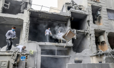 Des Iraniens dégagent les décombres de maisons détruites par des frappes israélo-américaines, le 15 mars 2026 à Téhéran ( AFP / Atta KENARE )