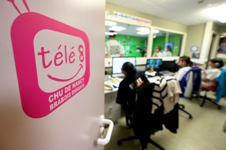 Le logo de Télé 8, un canal créé par et pour le CHRU de Nancy à destination des enfants hospitalisés, le 16 septembre 2025 à Vandoeuvre-lès-Nancy, en  Meurthe-et-Moselle ( AFP / Jean-Christophe VERHAEGEN )