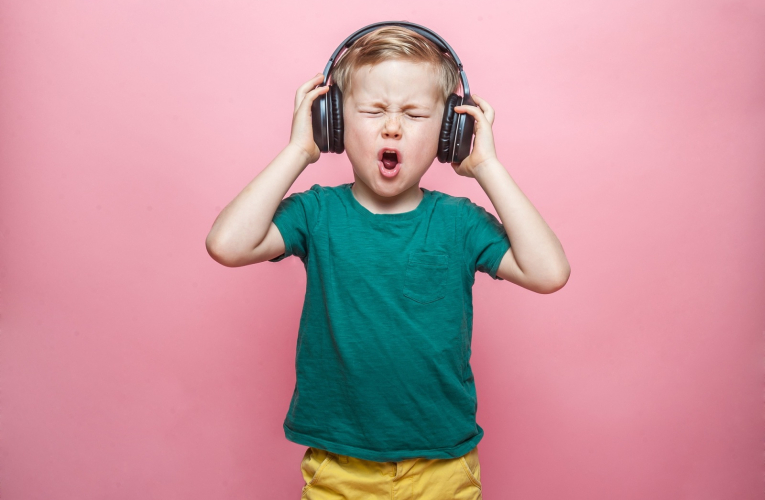 Des casques et écouteurs sans-fil pour s’isoler à la maison (Crédits photo : Shutterstock)