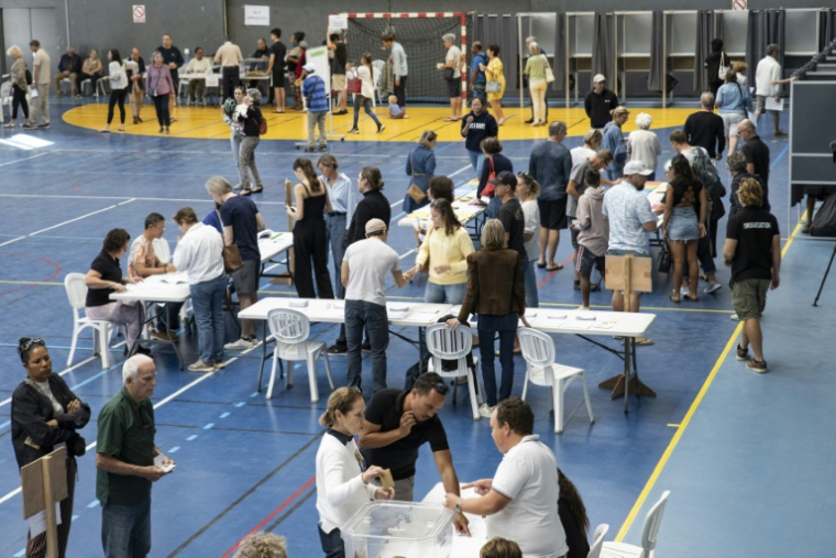 Des électeurs votent à Nouméa lors des élections provinciales, le 28 juin 2026 en Nouvelle-Calédonie ( AFP / Delphine MAYEUR )