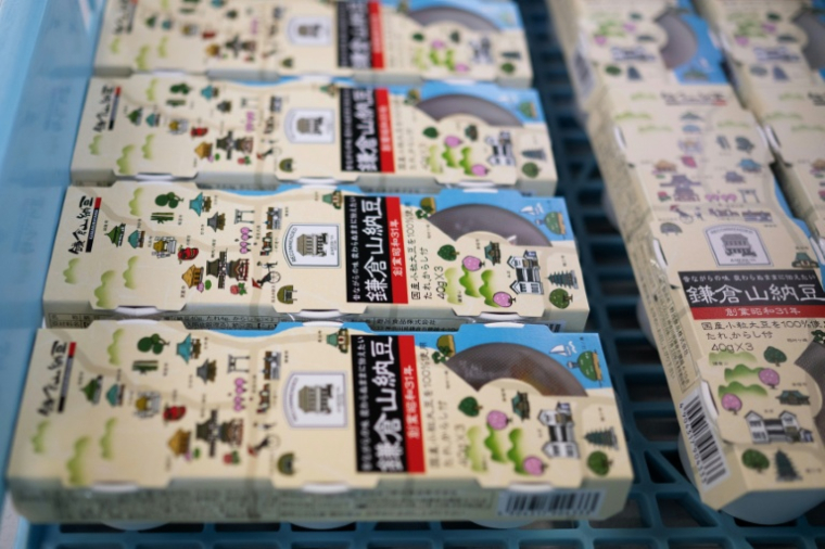 Des boites de natto de l'usine de production de kamakurayama natto à Kamakura, à une cinquantaine de km au sud-ouest de Tokyo le 15 mai 2026 ( AFP / Andrew CABALLERO-REYNOLDS )