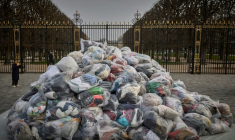 Des sacs de déchets textiles devant la porte du Palais du Luxembourg, où se trouve le Sénat lors d'une manifestation contre la fast-fashion, à Paris, le 14 mars 2025 ( AFP / Kiran RIDLEY )