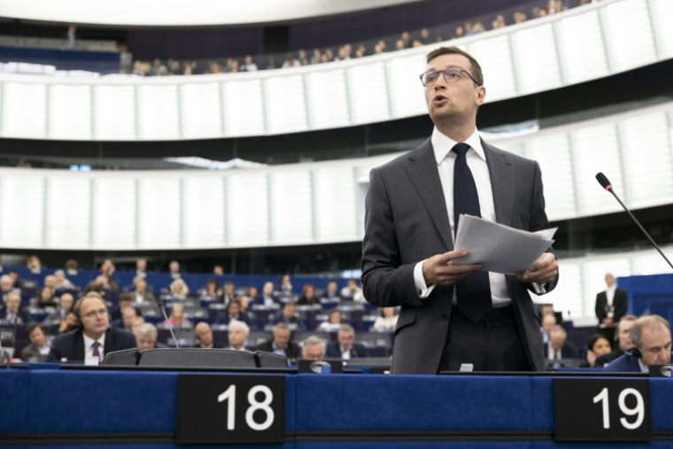 Le président du parti d'extrême droite français Rassemblement National (RN) et député européen Jordan Bardella prononce un discours lors d'une session plénière au Parlement européen, à Strasbourg, dans l'est de la France, le 6 octobre 2025 ( AFP / ROMEO BOETZLE )