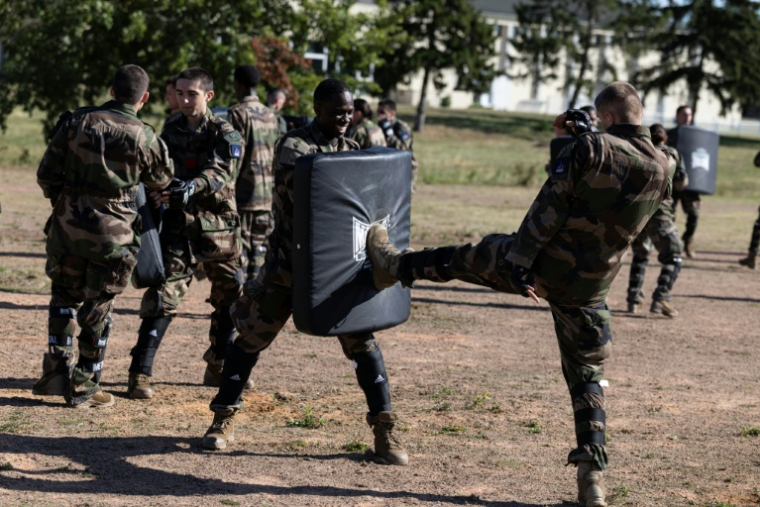 Des jeunes engagés au nouveau service national apprennentd es techniques de combat rapproché à la base aérienne d'Évreux-Fauville, à Évreux, le 4 septembre 2026 dans l'Eure ( AFP / Alain JOCARD )