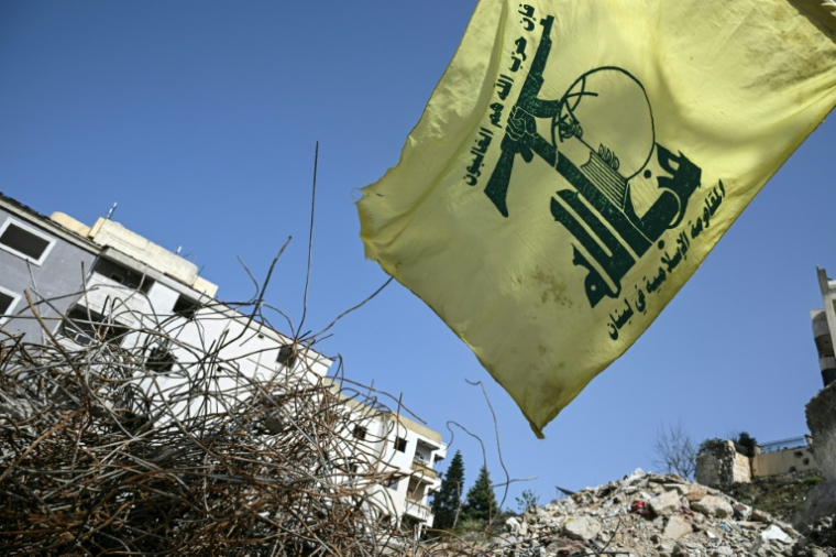 Un drapeau du Hezbollah flotte sur les ruines d'un bâtiment détruit le 21 janvier par une frappe israélienne dans le village libanais de Qannarit, le 16 février 2026 ( AFP / Joseph EID )