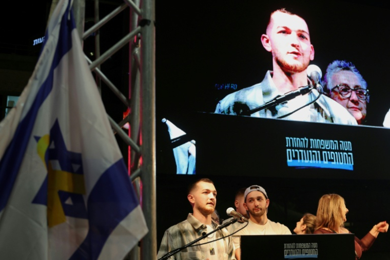 Bar Kupershtein (C), ancien otage dans la bande de Gaza, lors d'un rassemblement sur la Place des otages à Tel-Aviv, le 28 octobre 2025 ( AFP / Jack GUEZ )