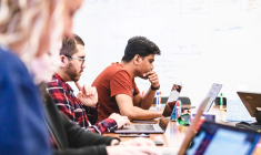 Salariés du groupe Coinbase au travail. (Crédit:  / Coinbase)