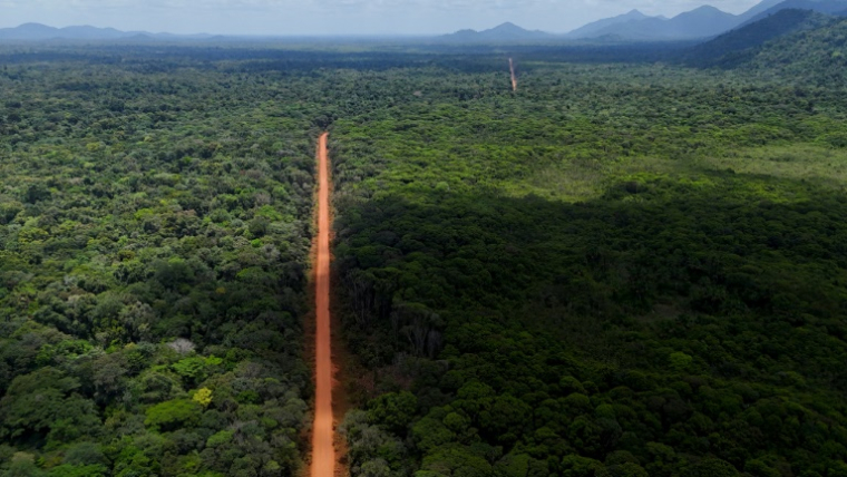 La piste reliant sur près de 500 km Georgetown, capitale du Guyana, à Lethem, dans le sud-ouest, à la frontière du Brésil, le 28 août 2025 ( AFP / Joaquin Sarmiento )