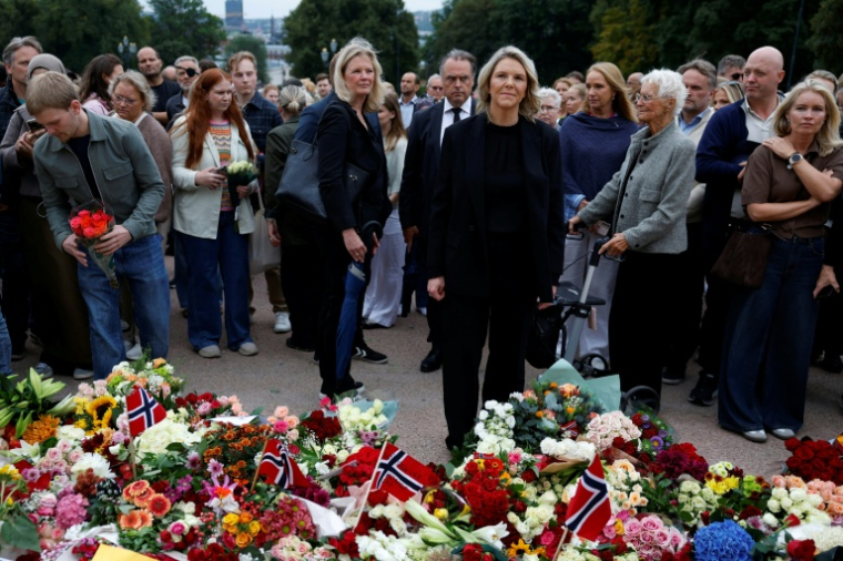La dirigeante du Parti du progrès, Sylvi Listhaug, et des personnes en deuil se rassemblent pour rendre hommage au roi Harald V de Norvège, décédé, sur la place du Palais royal à Oslo, le 28 août 2026. ( AFP / Odd ANDERSEN )