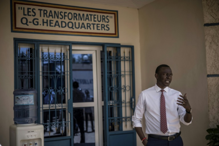 (Photo archives) Succès Masra, président du parti d'opposition tchadien "Les Transformateurs", devant le siège de son mouvement à N'Djamena, le 8 avril 2021 ( AFP / MARCO LONGARI )