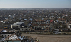 Une vue des bâtiments lourdement endommagés par les frappes militaires russes dans la ville d'Orikhiv, dans la région de Zaporizhzhia