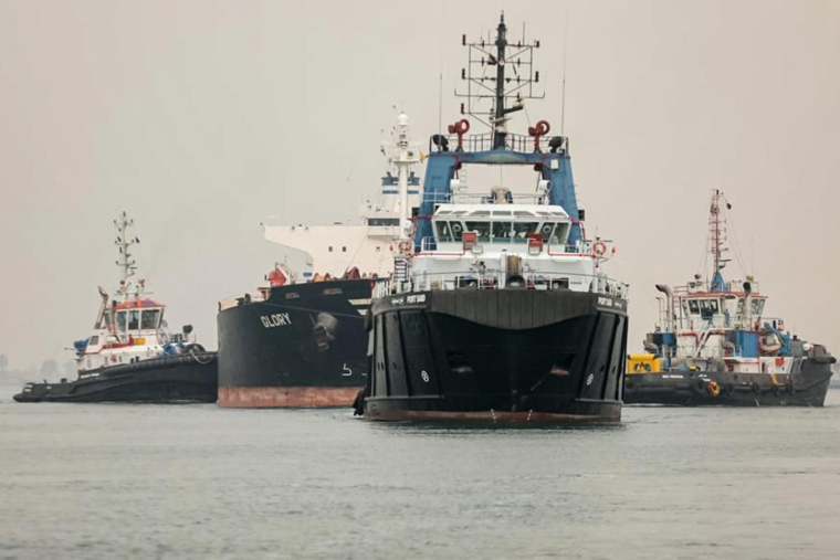 Un cargo tracté par un remorqueur dans le Canal de Suez, le 9 janvier 2023 ( SUEZ CANAL AUTHORITY / - )