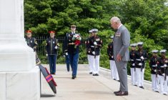 Le roi Charles III dépose un bouquet de fleurs sur la tombe du soldat inconnu au cimetière national d'Arlington, en Virginie, aux Etats-Unis, le 30 avril 2026 ( POOL / SAUL LOEB )